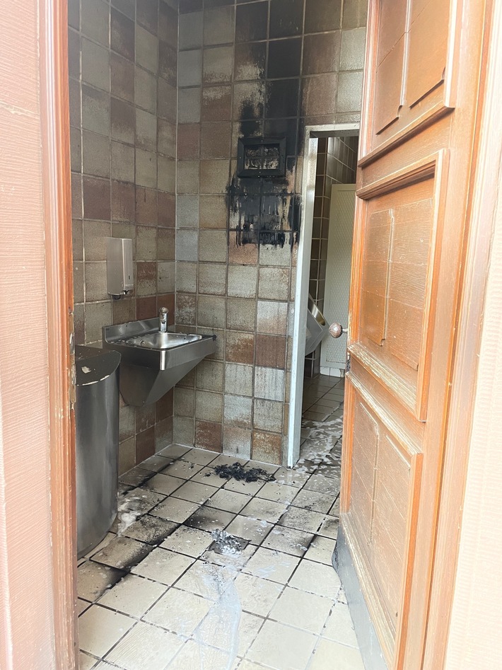POL-PDPS: Brand im Toilettenhaus des Rathauses