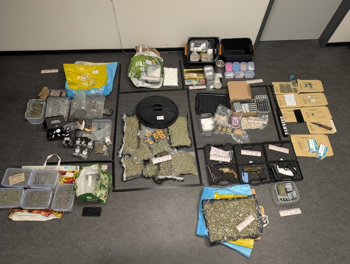 POL-K: 260429-1-K Zivilbeamte nehmen mutmaßlichen Dealer fest und stellen Drogen und Schusswaffen sicher - ein Zeuge gab den entscheidenden Tipp