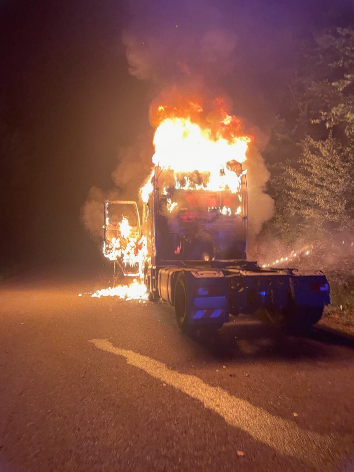 FW Stuttgart: Nächtlicher Fahrzeugbrand auf Bundesautobahn