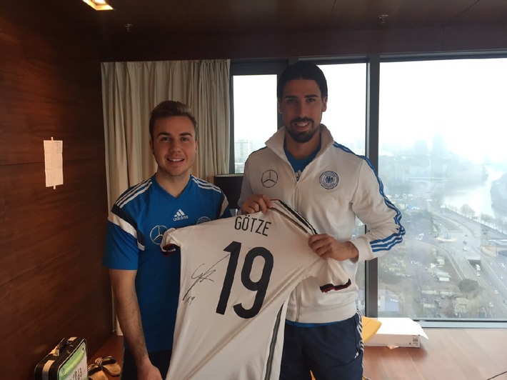 Sami Khedira startet große Charity-Auktion für seine neue Stiftung /
Sami Khedira-Special bei unitedcharity.de: Götze, Müller, Schweinsteiger, Boateng und Özil machen u.a. mit