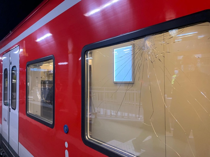 BPOL NRW: Unbekannte bewerfen S-Bahn mit Steinen