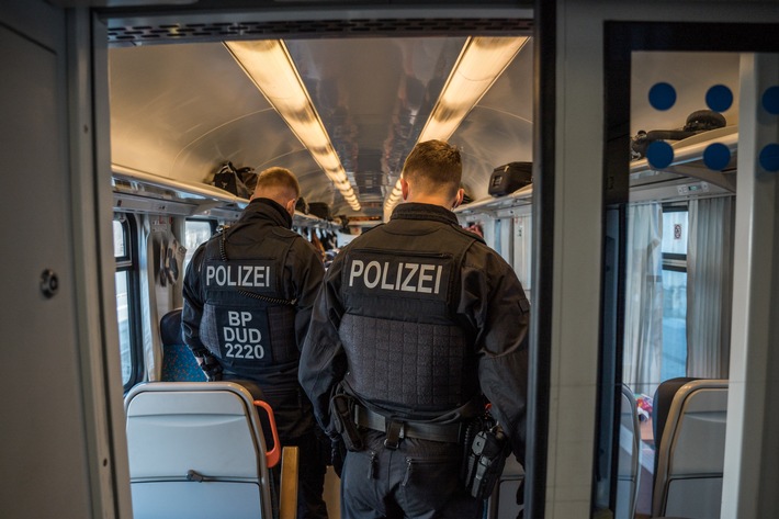 Bundespolizeidirektion München: Drogenkonsument greift Bundespolizisten an