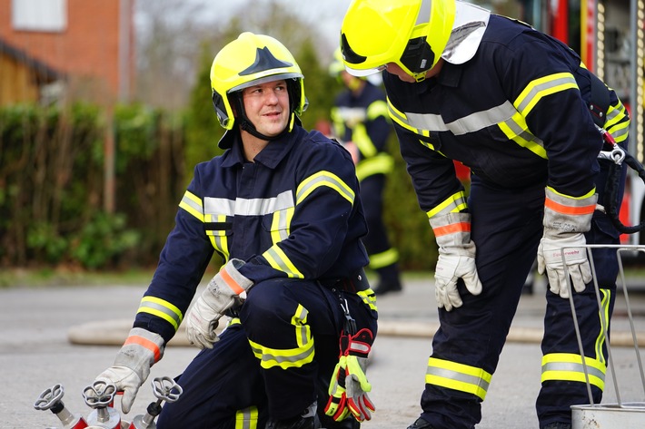 FW Flotwedel: 26 angehende Feuerwehrleute bestehen Truppmannprüfung