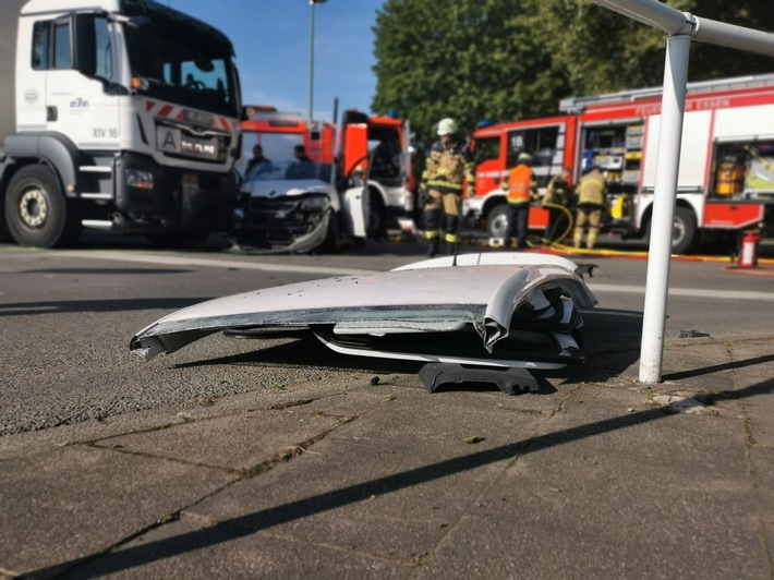FW-E: Technische Rettung nach Verkehrsunfall zwischen Lkw und Pkw-Zwei Personen verletzt