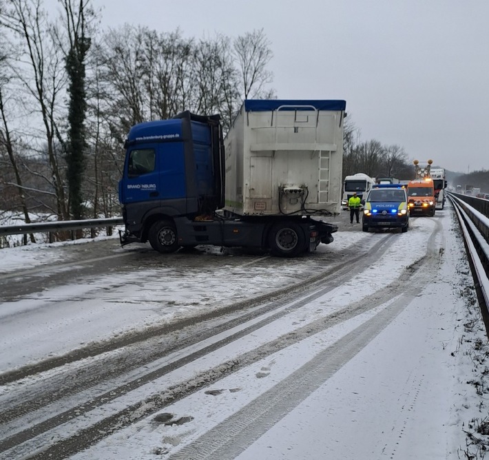 POL-CUX: Erneut einsetzende Schneefälle und überfrierende Nässe führen zu mehreren Verkehrsunfällen auf der BAB - Vollsperrung zwischen Ihlpohl und Schwanewede (Lichtbild in der Anlage)