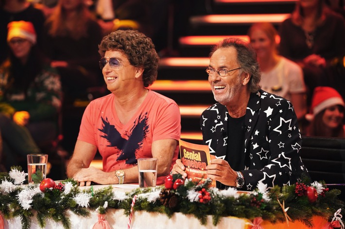 Geniale Vorfreude auf Weihnachten! Hugo Egon Balder lädt in "Genial daneben - Die Weihnachtsshow" zum komödiantischen Fest - am Freitag um 20:15 Uhr in SAT.1