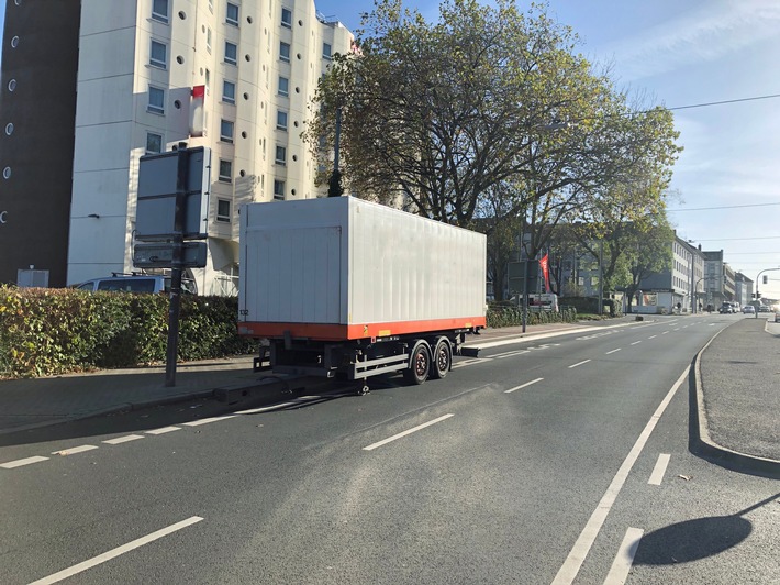 POL-BO: Vollkommen falsch geparkt - Anhänger sorgt für mehrere Verkehrsbehinderungen