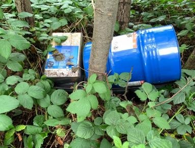POL-SE: Elmshorn - Unzulässige Ablagerung von Fässern mit Kühl- und Bremsflüssigkeit - Polizei sucht Zeugen