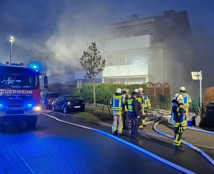 FW Moers: Massive Rauchentwicklung in Tiefgarage - Feuerwehr im Großeinsatz