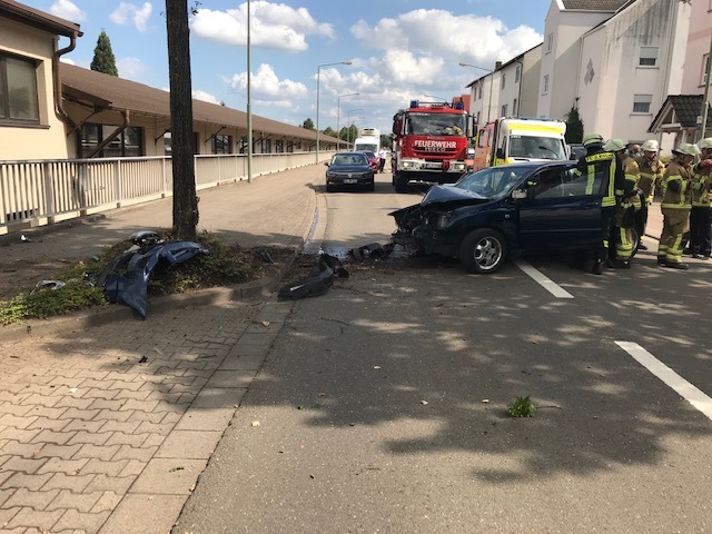 POL-PPWP: Gegen vorausfahrendes Motorrad gekracht