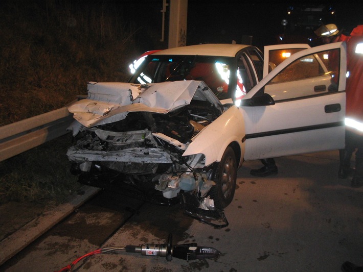 POL-HI: Pkw fährt unter Lkw - 26 jähriger Beifahrer verstirbt noch an der Unfallstelle