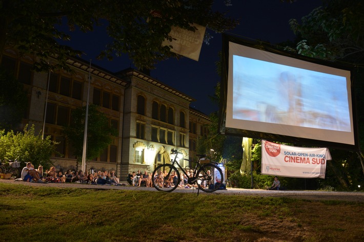 Helvetas mit solarbetriebenem Open-Air-Kino Cinema Sud auf Tournee
