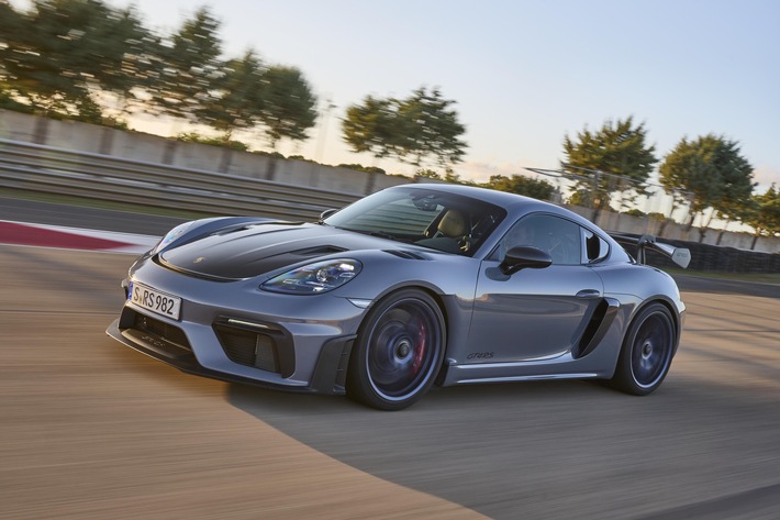 La nuova Porsche 718 Cayman GT4 RS