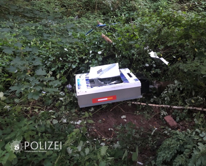 POL-PPWP: Zigarettenautomat in Einzelteile zerlegt