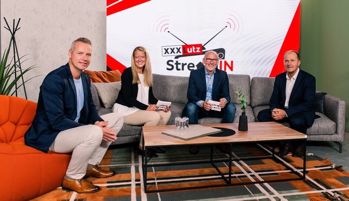 Perfekte Startvorbereitung: (von links) Tobias Barthel (Ausbildungsleiter), Olivia Illig (Teamleiterin Personalentwicklung), Volker Michels (Leiter XXXLutz Unternehmenskommunikation), Alois Kobler CEO XXXLutz Deutschland versorgten die rund 1000 Azubis beim "StreamIN" mit reichlichen Informationen für ihren jetzt beginnenden Berufsalltag. / Virtuelles Onboarding: XXXLutz begrüßt seine 1000 neuen Azubis mit einem Digital-Event der Superlative / Weiterer Text über ots und www.presseportal.de/nr/158011 / Die Verwendung dieses Bildes ist für redaktionelle Zwecke unter Beachtung ggf. genannter Nutzungsbedingungen honorarfrei. Veröffentlichung bitte mit Bildrechte-Hinweis.