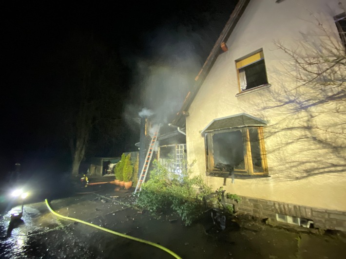 FW-GL: Feuer in Einfamilienhaus im Stadtteil Schildgen fordert eine Schwerverletzte und erheblichen Sachschaden