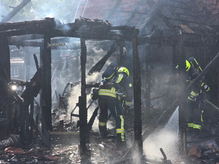FW Bad Segeberg: Brand eines Anbaus in voller Ausdehnung - zwei Katzen gerettet