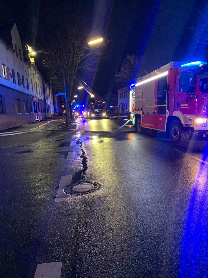 FW-RE: Kein ruhiger Start in die weihnachtlichen Tage: Dachstuhlbrand in der Nacht