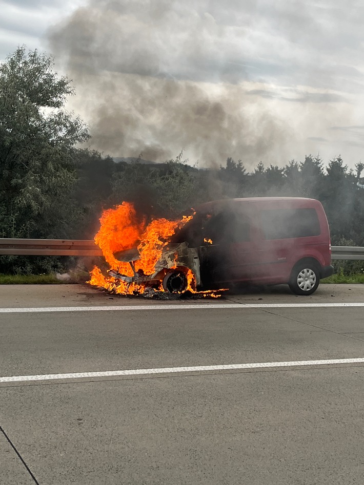 API-TH: Vollsperrung nach Pkw-Brand