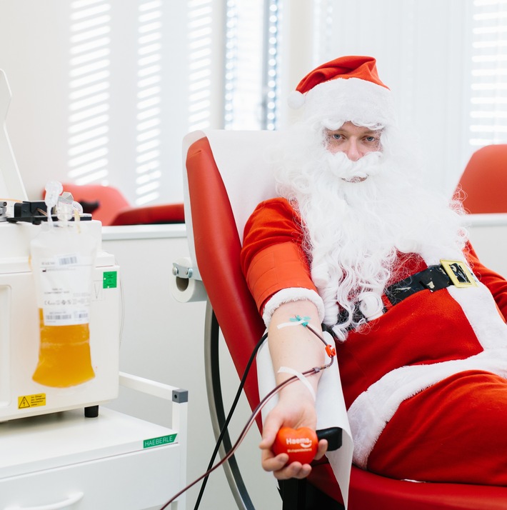 Der Weihnachtsmann spendet Plasma