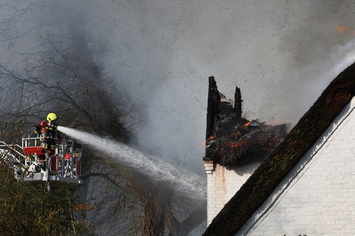 FW-PI: Heidgraben: Großfeuer eines mit Reet gedeckten Wohnhaues - 1. Folgemeldung