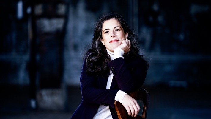 Marie Jacquot startet mit „Aufbruch“ als neue Chefdirigentin des WDR Sinfonieorchesters / Antrittskonzert am 18. September 2026 in der Kölner Philharmonie eröffnet eine neue Ära