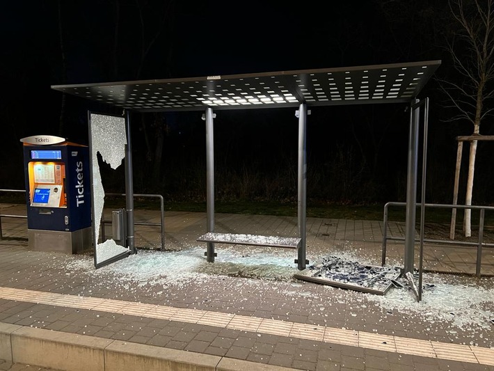 POL-MA: Mannheim-Gartenstadt: Sachbeschädigung; Einschlagen von Glasscheiben; Schaden von 30.000 Euro. Polizei sucht weitere Zeugen