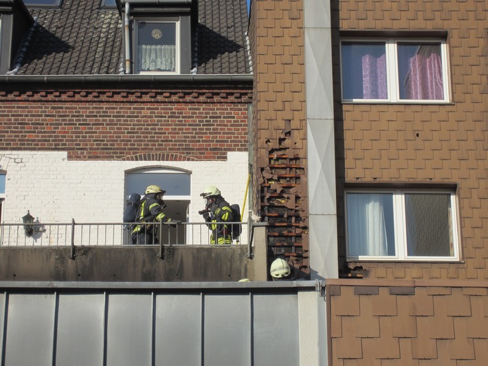 FW-MH: Balkonbrand! Feuerwehr verhindert ein Übergreifen auf Gebäude!