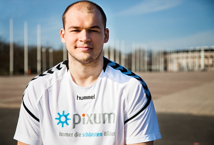 Handball-Nationalspieler Paul Drux präsentiert die Pixum Trikot-Aktion 2019: Jetzt limitierte Trikots für das eigene Handball-Team sichern