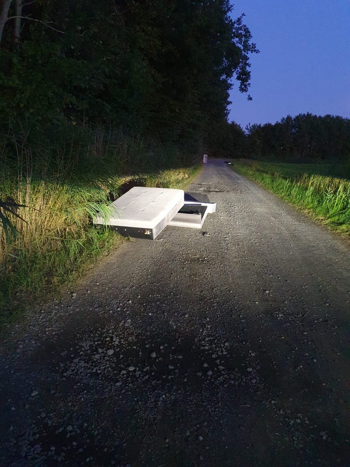 POL-CUX: Illegale Abfallentsorgung in Loxstedt-Fleeste - Zeugenaufruf (Foto im Anhang)