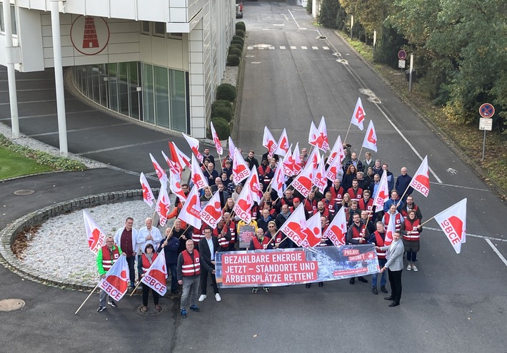 Aktion bei Felix Schoeller in Osnabrück: 150 Beschäftigte machen Druck für Brückenstrompreis