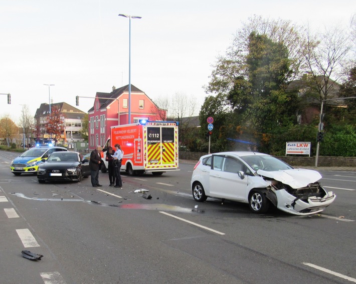 POL-ME: Totalschaden bei Verkehrsunfall in Velbert - Velbert - 1910129