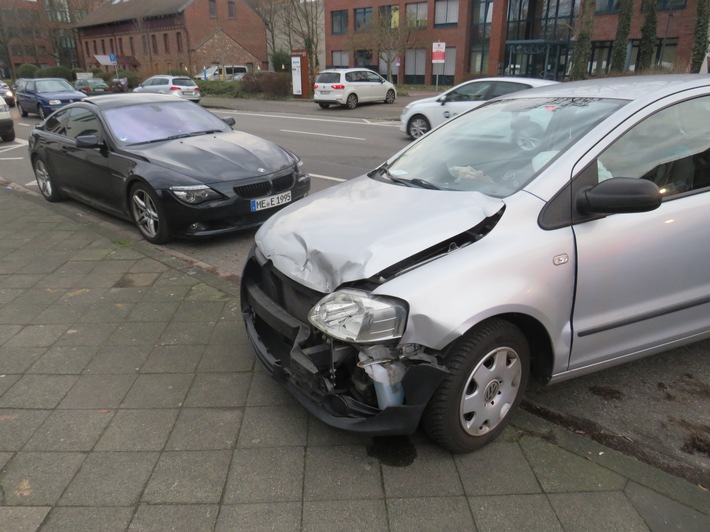 POL-ME: Zwei verletzte nach frontalem Zusammenstoß - Hilden - 2402051