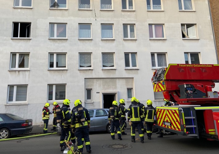 FW-GE: Brennende Waschmaschine in Gelsenkirchen-Schalke - Feuerwehr rettet eine Person aus verrauchter Wohnung