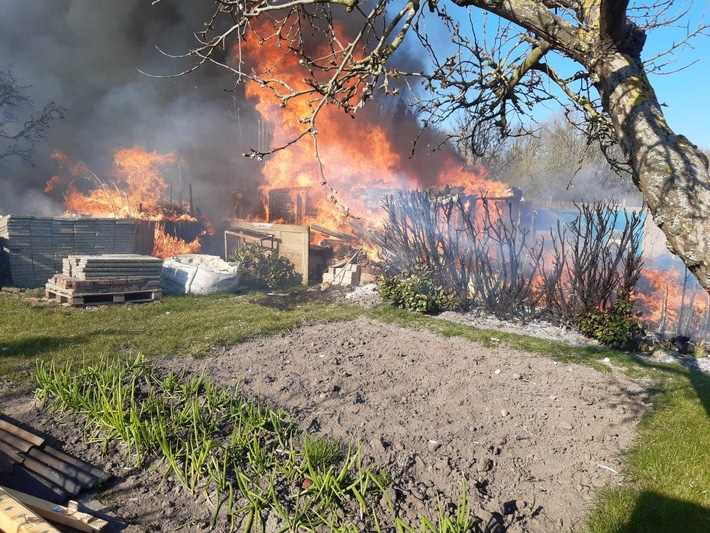 POL-WHV: Brand von zwei Holzhütten (2 Fotos) und ein Pkw-Brand in Wilhelmshaven - eine Person wurde bei eigens vorgenommenen Löschversuchen verletzt