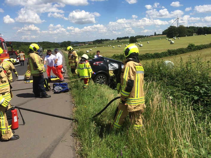 FW-Stolberg: Zwei Verletzte bei schwerem Verkehrsunfall