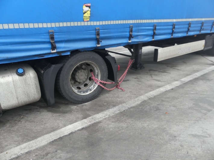 POL-OH: Ladungsbedingte Schräglage auf der Autobahn - Sattelzug drohte umzufallen