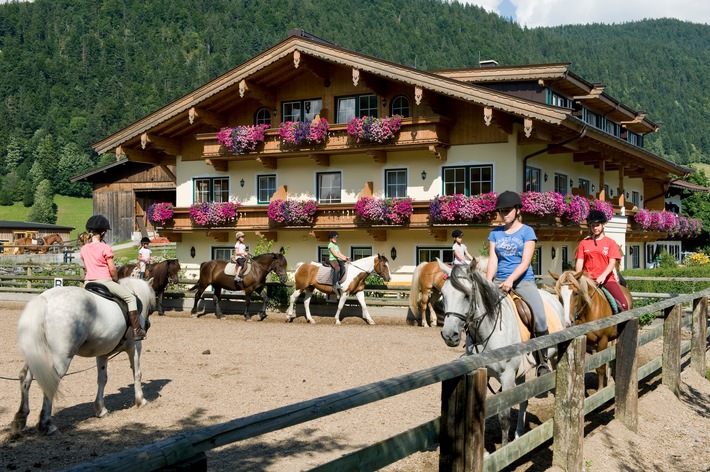 Das Paradies für Reiter &amp; Pferde - Gut Kramerhof am Wilden Kaiser in den Kitzbüheler Alpen