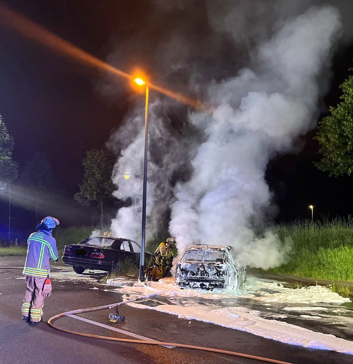 POL-DU: Rheinhausen: Brennende Autos - Zeugensuche