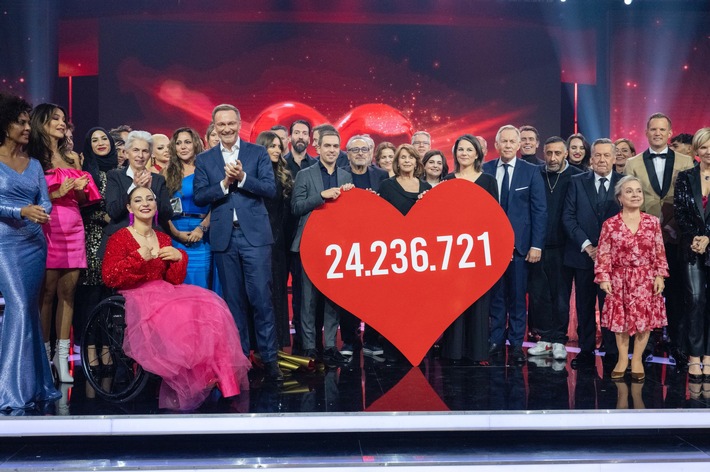 Krönung der Herzen: 24.236.721 Euro bei &quot;Ein Herz für Kinder&quot; / Goldenes Herz geht an Wladimir Klitschko stellvertretend für alle Helferinnen und Helfer der vom Krieg betroffenen Kinder in der Ukraine