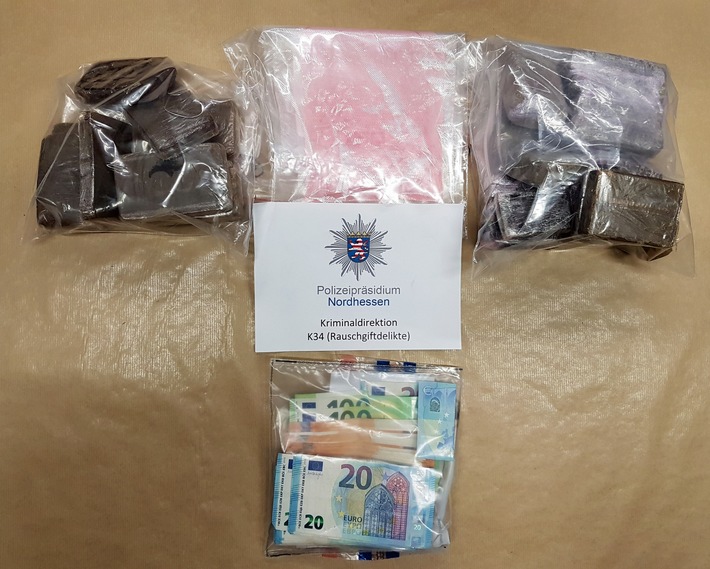 POL-KS: 2,2 Kilogramm Haschisch, Ecstasy und mutmaßliches Drogengeld bei Wohnungsdurchsuchung beschlagnahmt