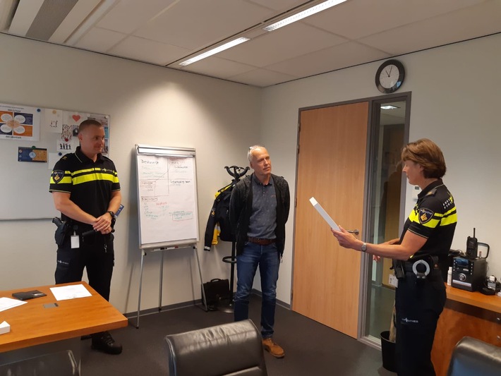 POL-PPKO: Bürgerurkunde für mutigen Rettungsversuch - Polizeipräsident ehrt niederländischen Polizeibeamten mit Bürgerurkunde