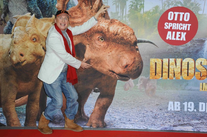 Dinosaurier 3D - Im Reich der Giganten / Constantin Film feiert Premiere mit Komiker-Legende Otto Waalkes / Ab 19. Dezember 2013 im Kino
