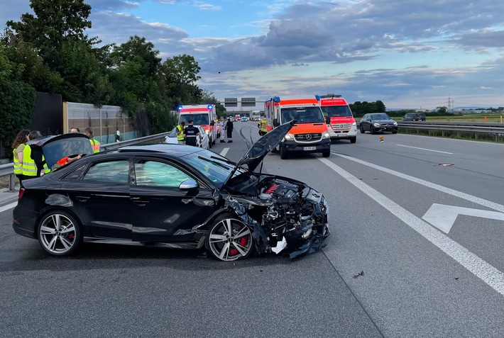 POL-PDNW: Verkehrsunfall mit 3 Leichtverletzten und hohem Sachschaden