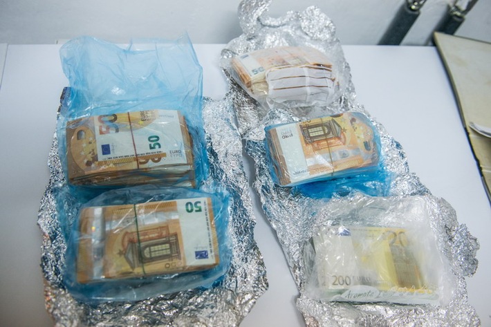 Bundespolizeidirektion München: Bundespolizei beschlagnahmt 50.000 Euro-Uhr und 10.000 Euro Bargeld