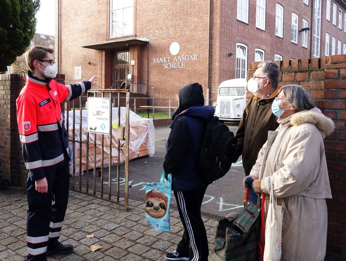 Hamburger-Wohlfuehlmorgen_07.11.2020_Helfer_Ole_und_drei_zusammengehoerende_Gaeste_Foto_Sabine_W.jpg