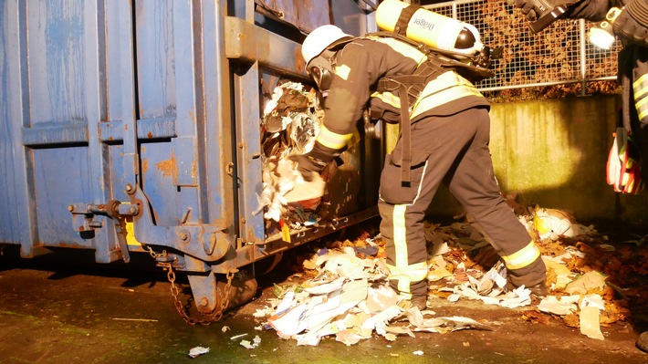 FW Celle: Rauchentwicklung aus Papierpresse in Altencelle!