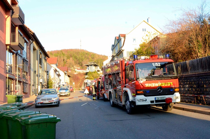 KFV-CW: Nagold - Übel riechende Damenschuhe in Paket rief Feuerwehr und Polizei auf den Plan