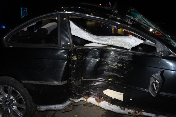 POL-HA: Drei Leichtverletzte nach Verkehrsunfall in Dahl - Auto kollidiert mit Baum