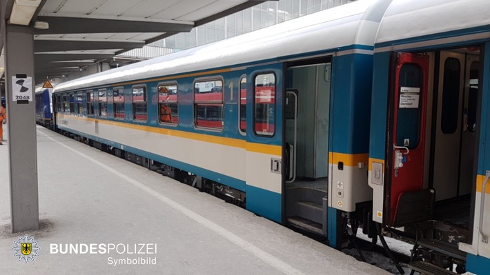Bundespolizeidirektion München: Körperverletzung im Zug / Frau schlägt Reisende